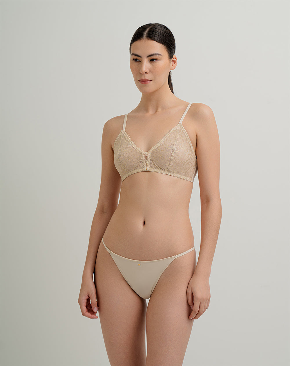 Top soporte bajo escote en V con encaje vainilla