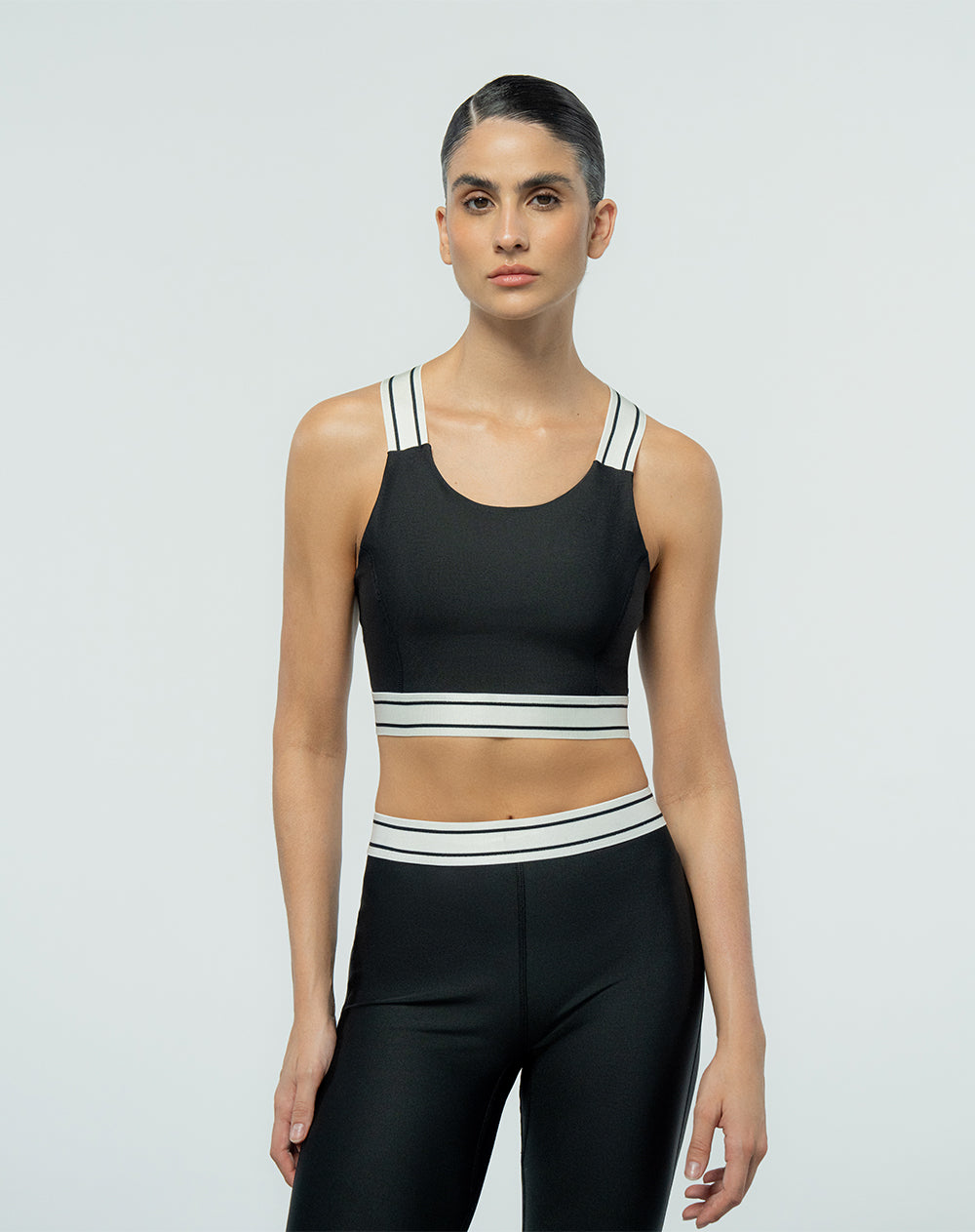 Top deportivo soporte medio control humedad negro