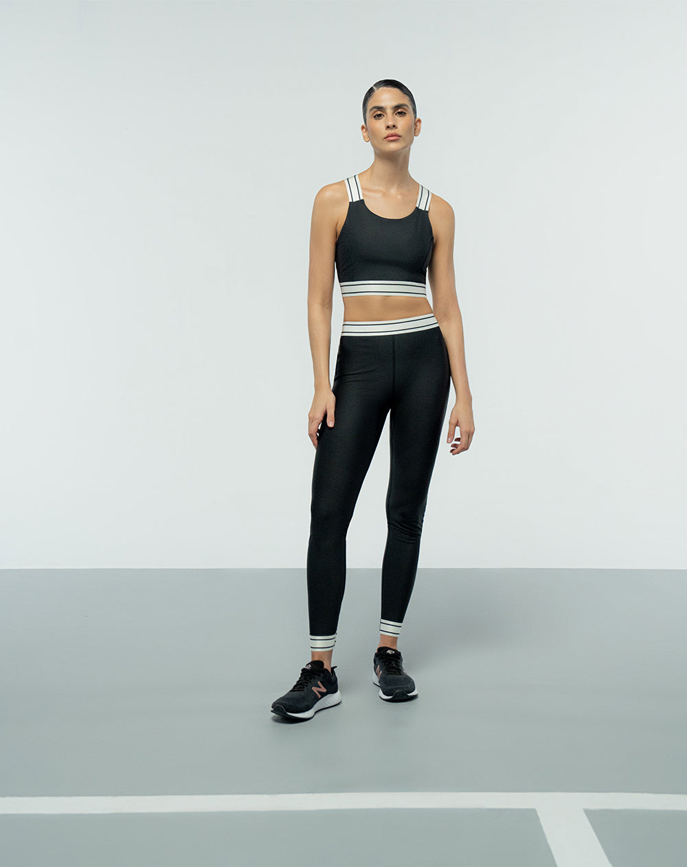 Top deportivo soporte medio control humedad negro