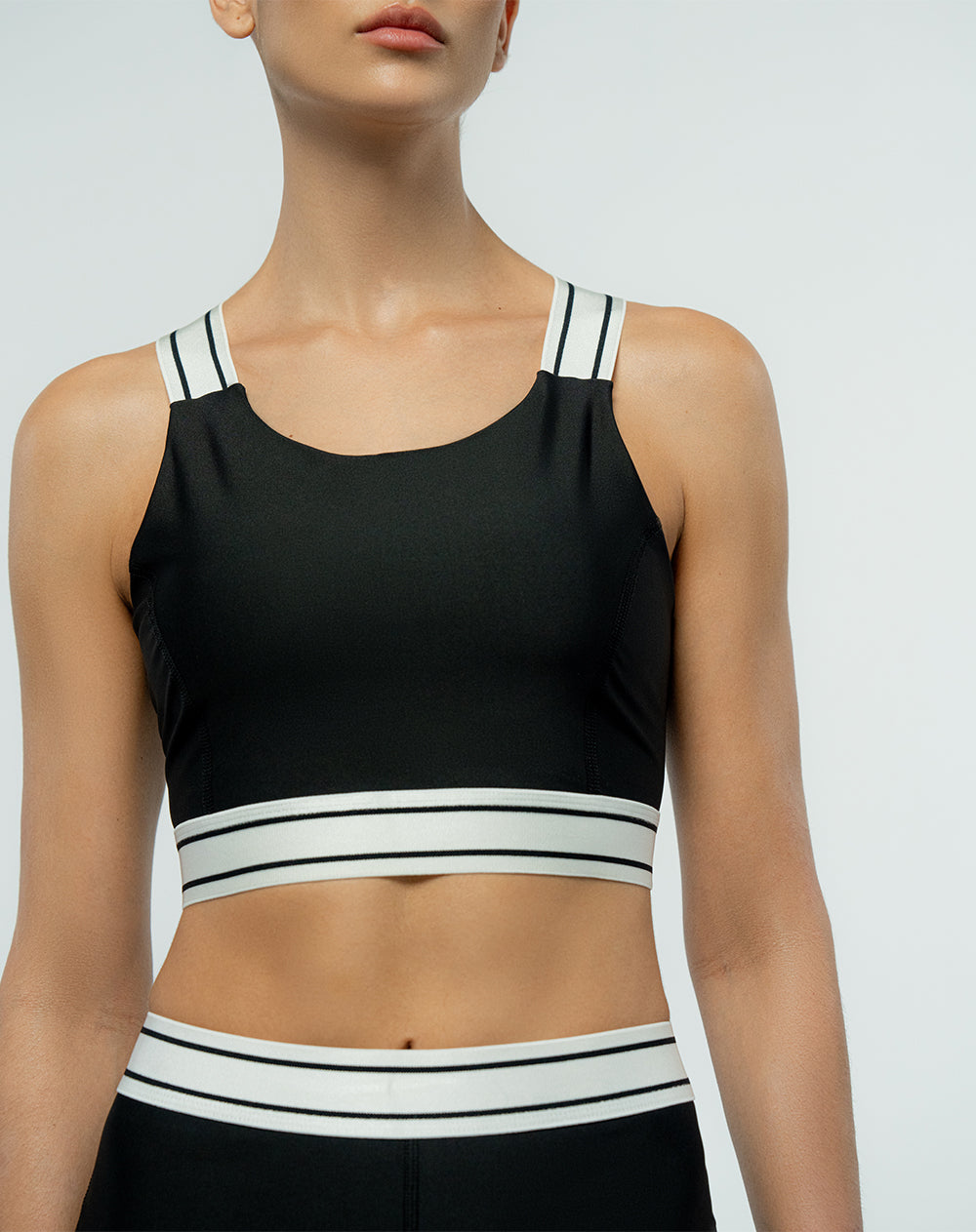 Top deportivo soporte medio control humedad negro
