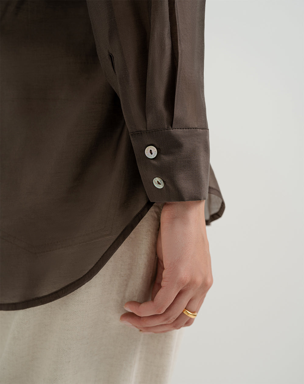 Camisa loose fit manga larga cafe