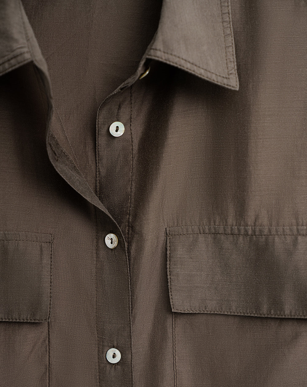 Camisa loose fit manga larga cafe