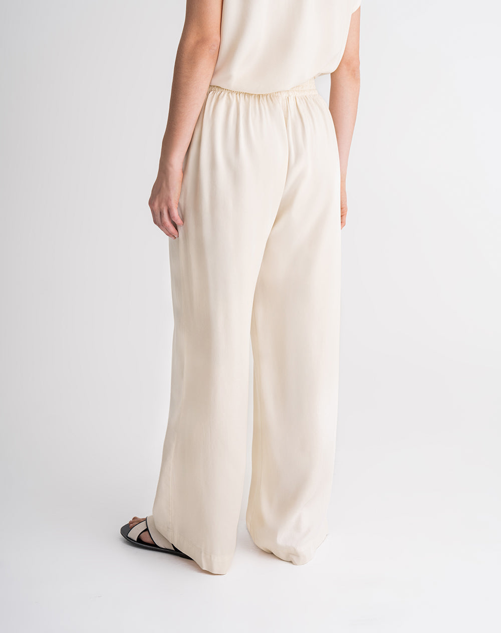 Pantalón relaxed fit tiro medio avena