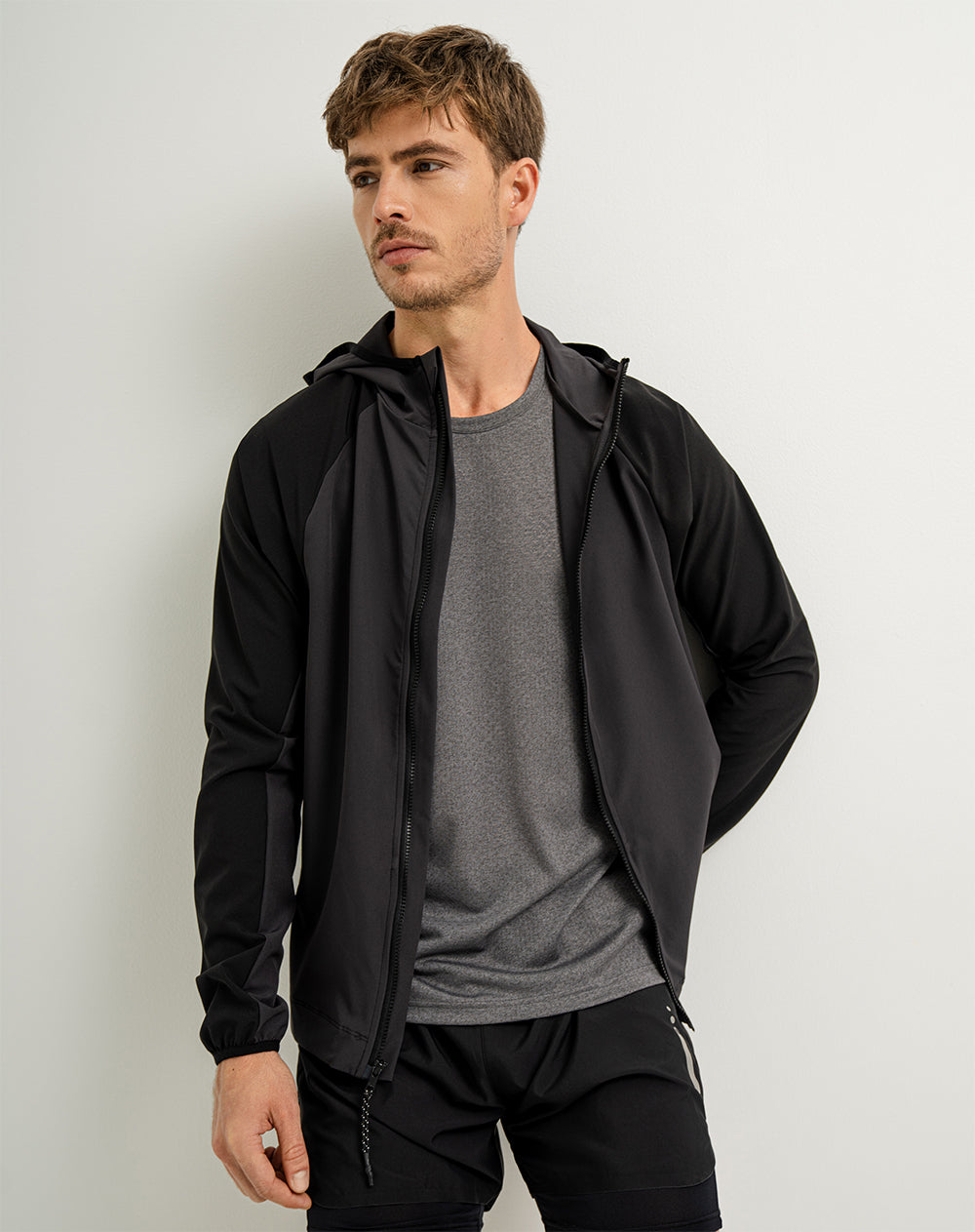 Chaqueta con capucha negra para hombre