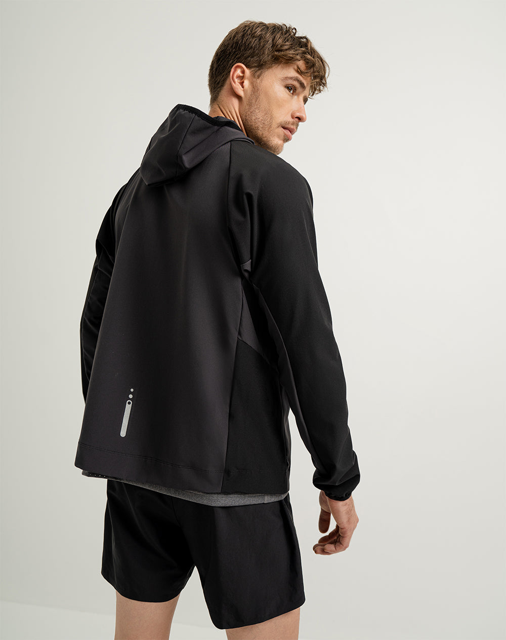 Chaqueta con capucha negra para hombre