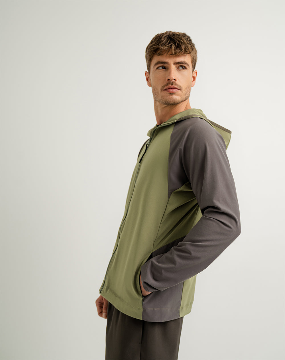 Chaqueta con capucha verde para hombre