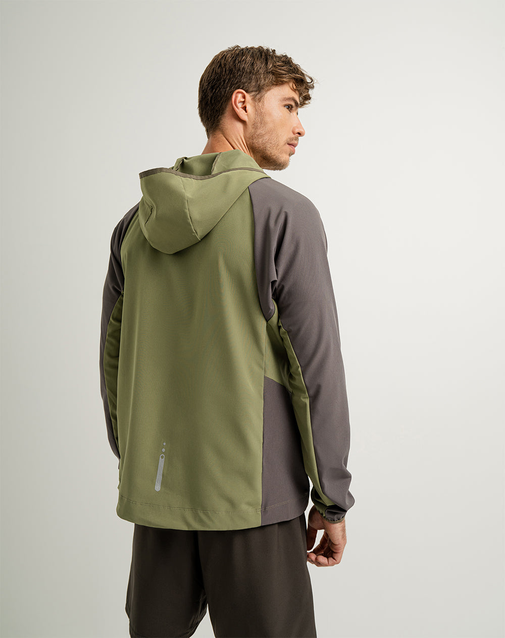 Chaqueta con capucha verde para hombre