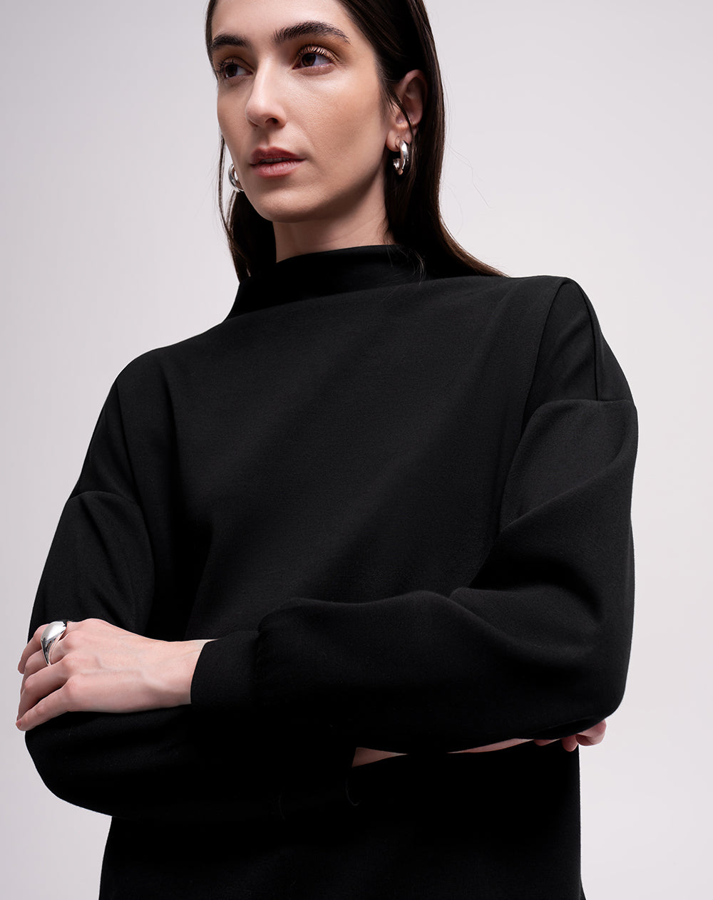 Buzo confort cuello alto tacto suave negro mujer