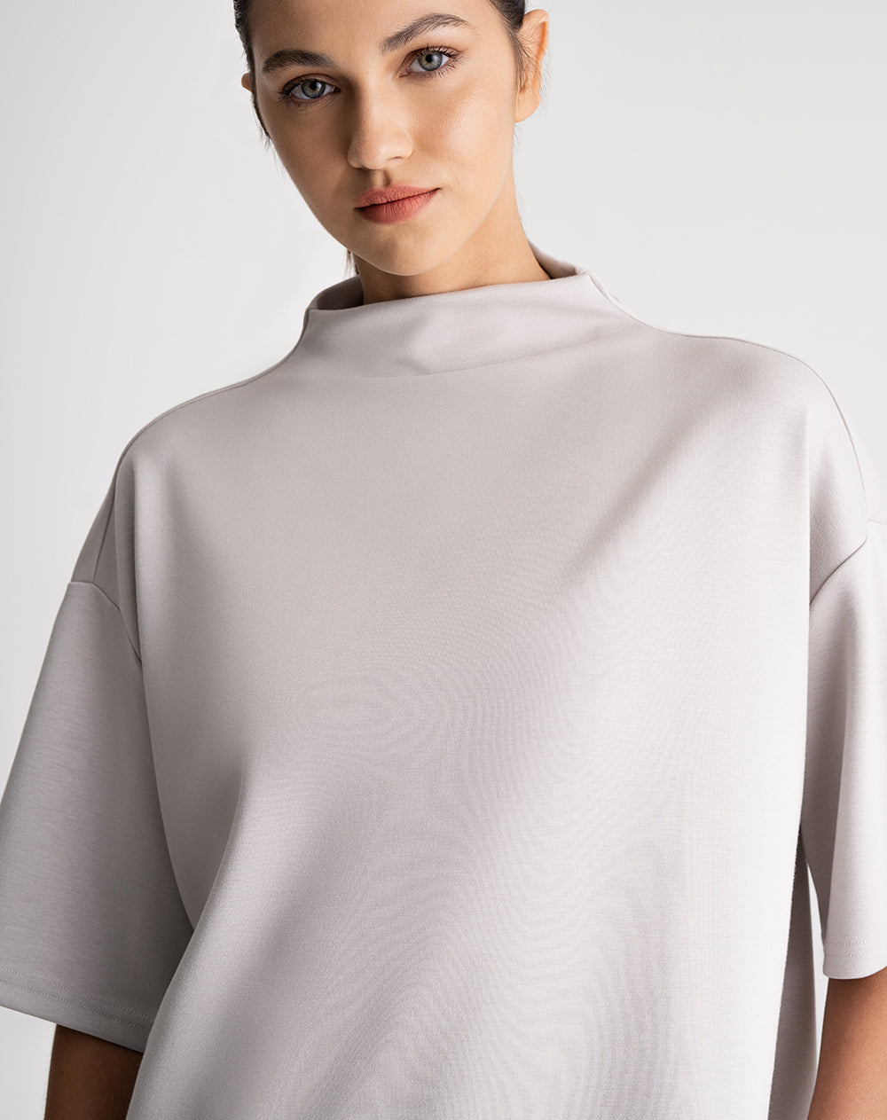 Camiseta oversize cuello alto gris mujer