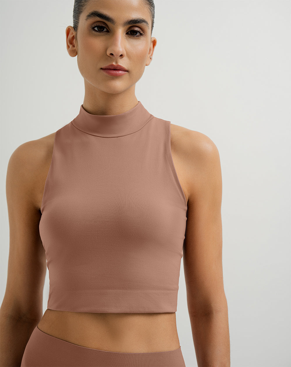 Top deportivo soporte alto control de humedad y protección UV palo de rosa