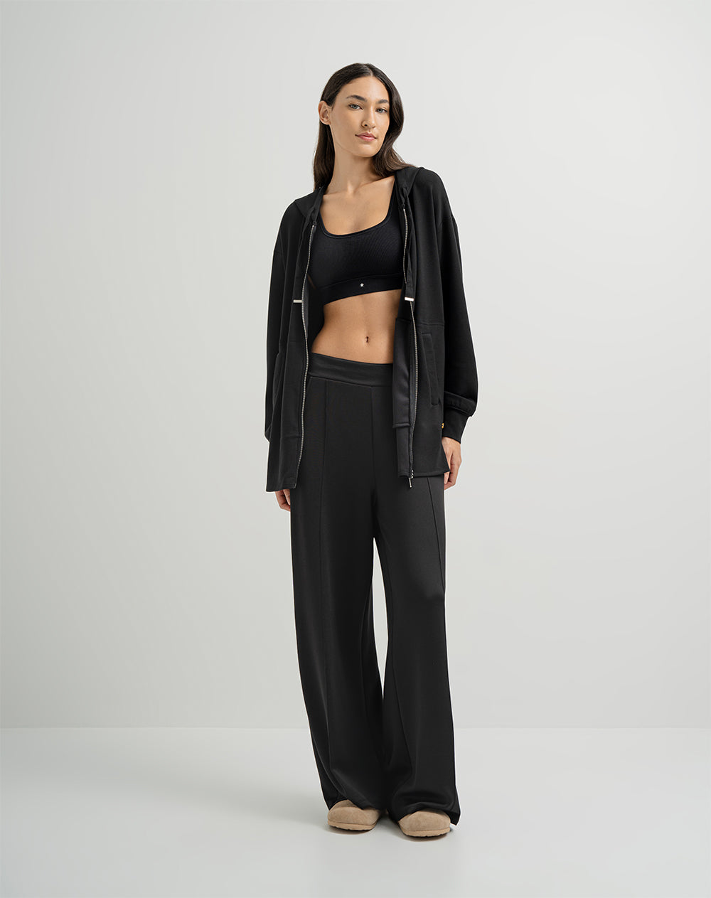 Chaqueta con cierre y capucha negro para mujer