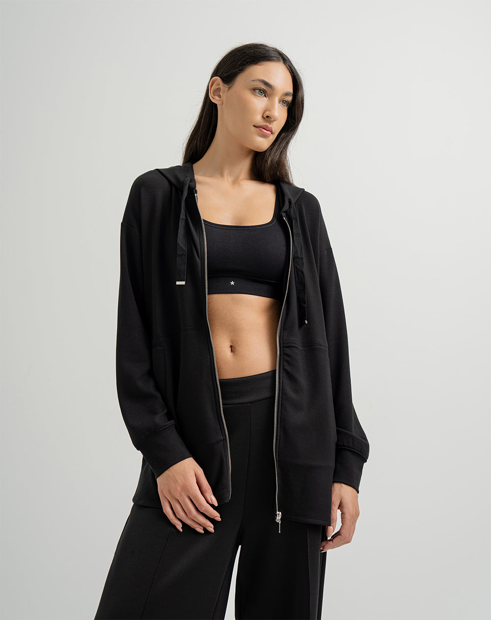 Chaqueta con cierre y capucha negro para mujer