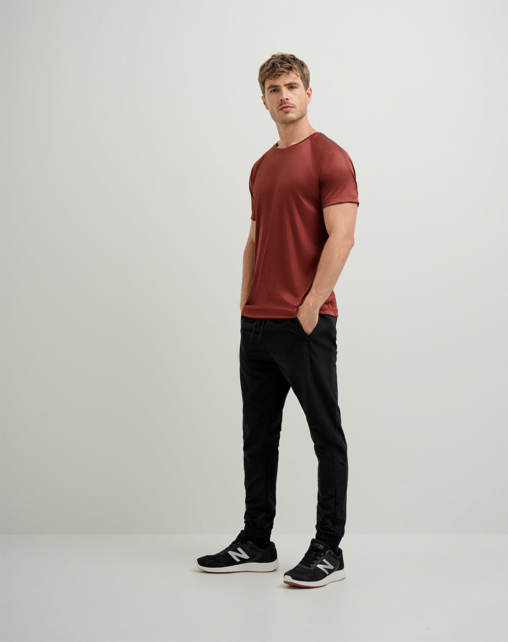 Camiseta deportiva  hombre control humedad vino tinto