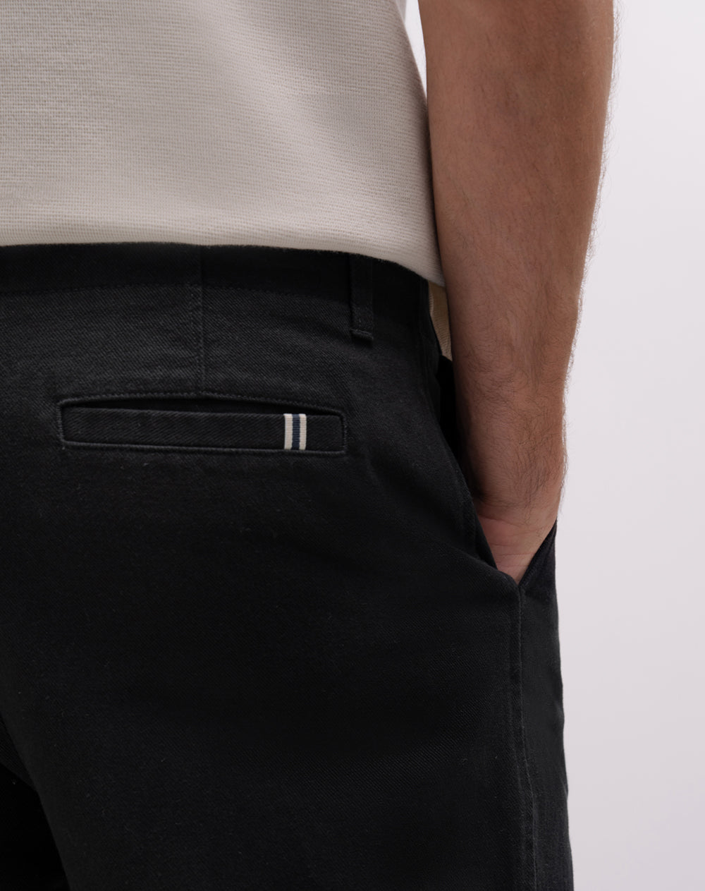 Pantalón regular tiro medio negro hombre
