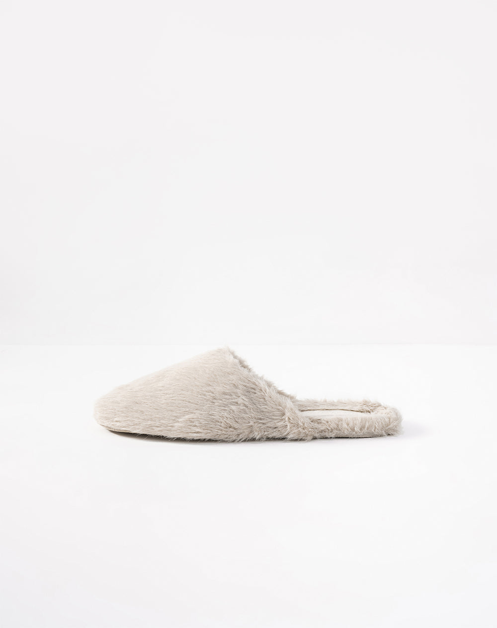 Pantuflas peluche arena mujer