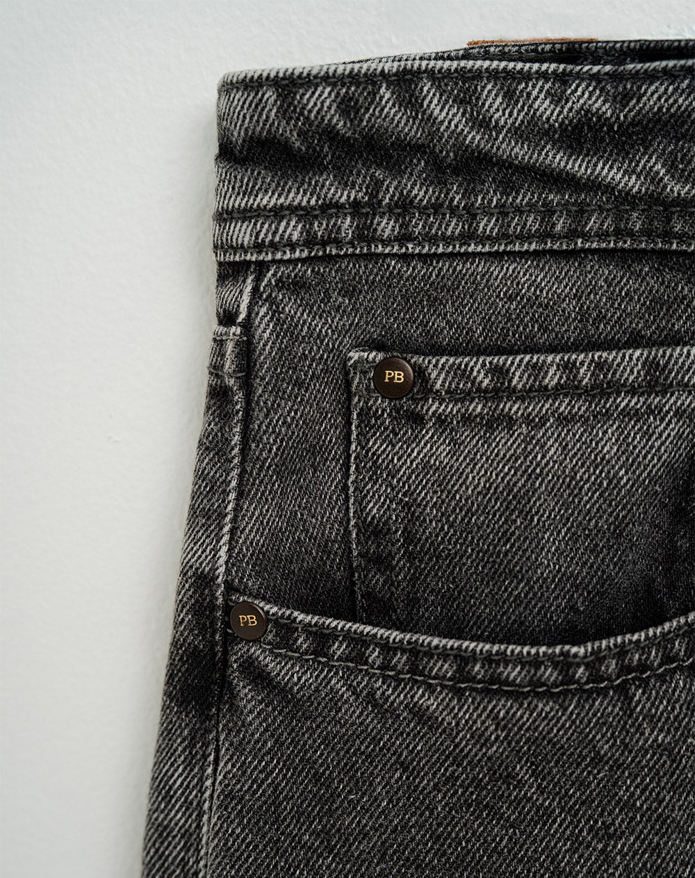 Pantalón regular fit tiro medio denim gris