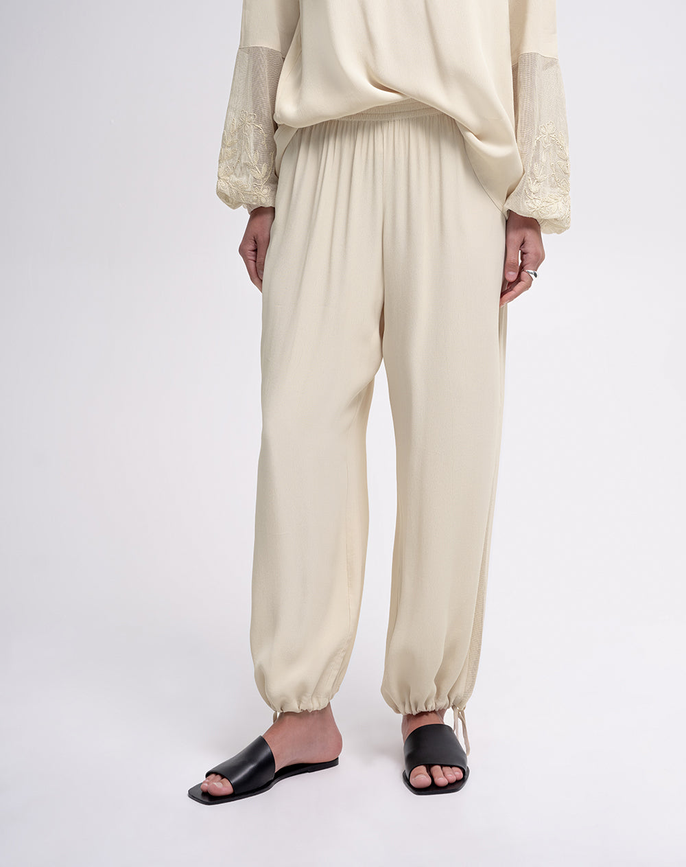 Pantalón tiro medio beige mujer