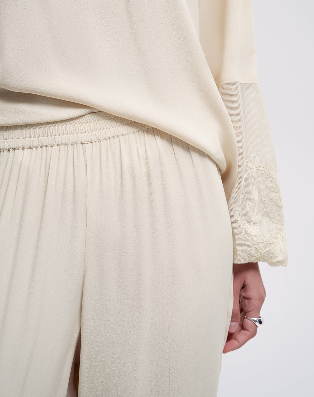 Pantalón tiro medio beige mujer