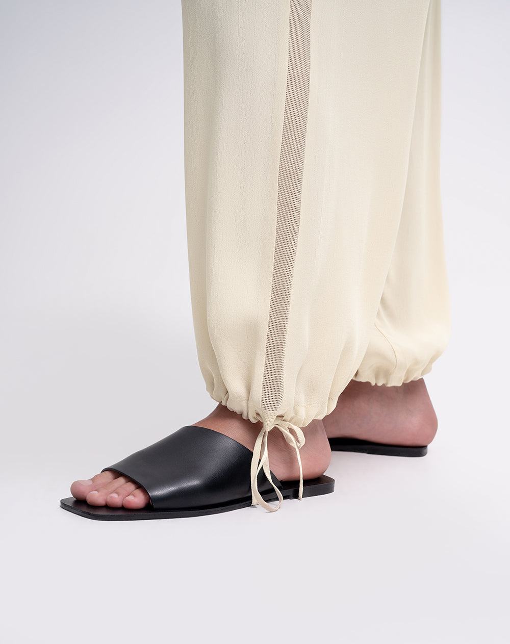 Pantalón tiro medio beige mujer