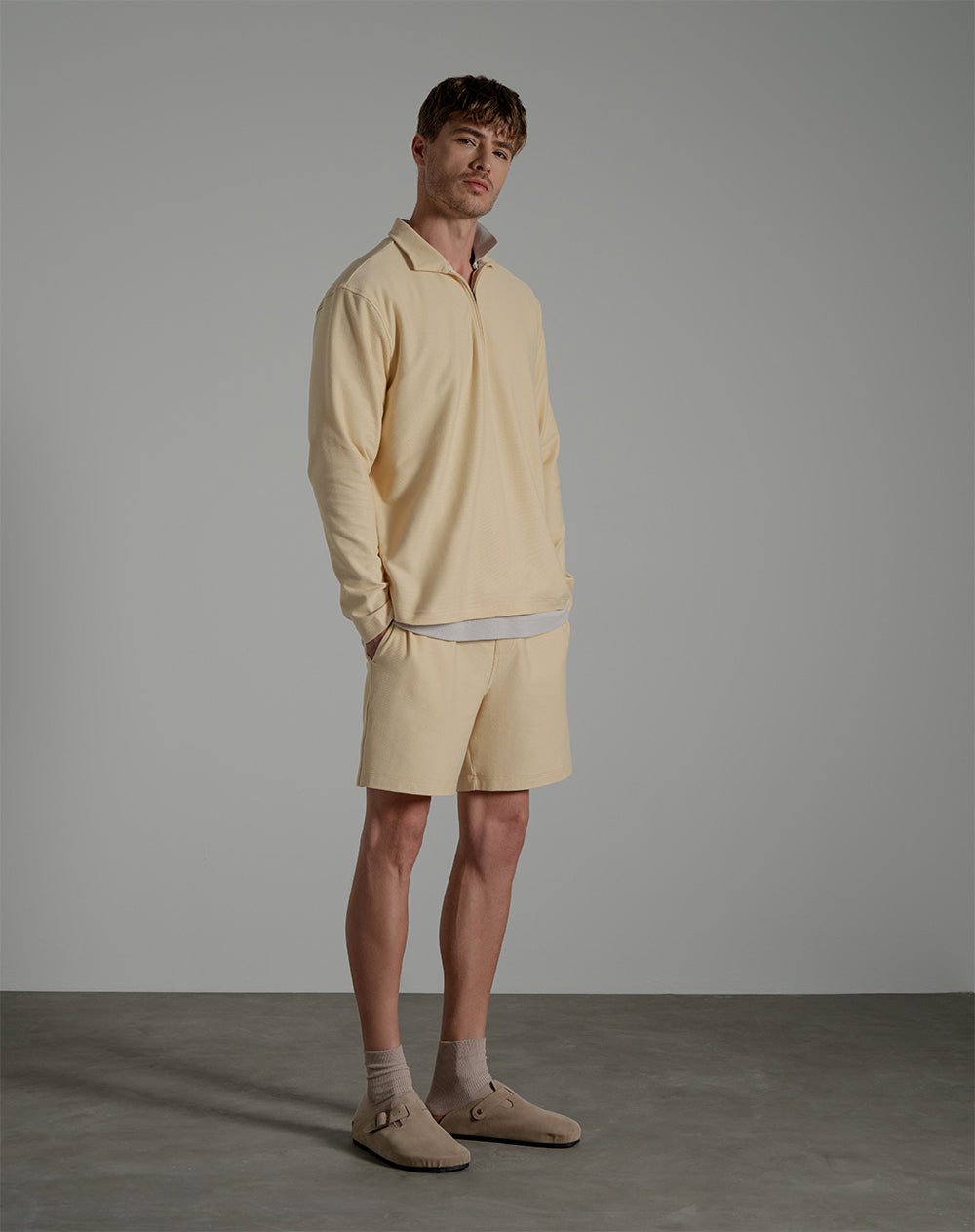Buzo en tela con textura regular fit amarillo