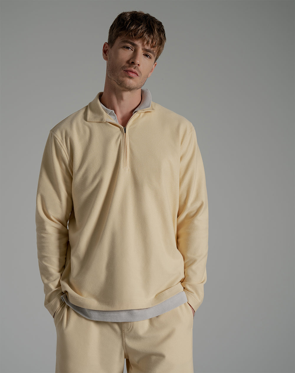 Buzo en tela con textura regular fit amarillo