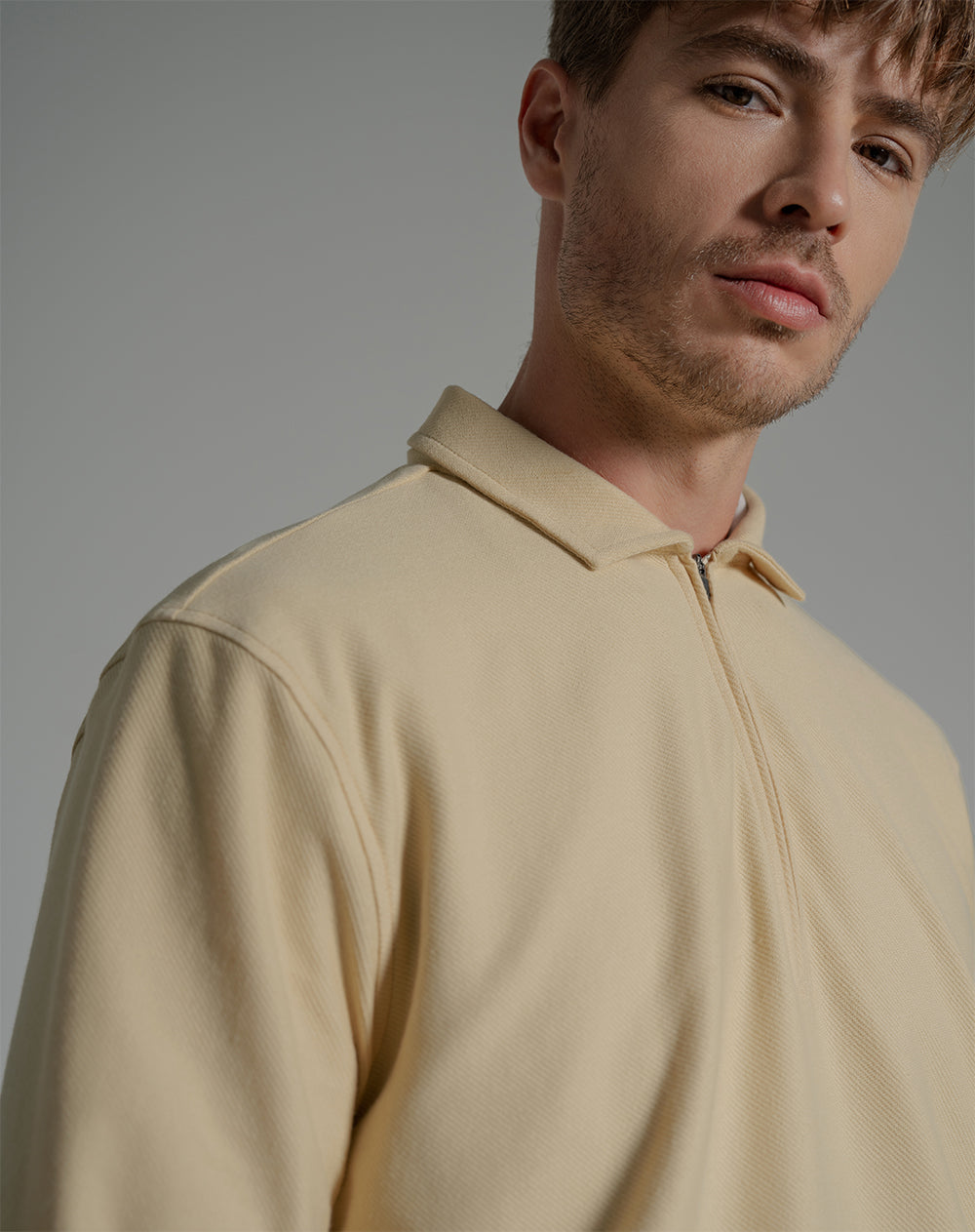 Buzo en tela con textura regular fit amarillo