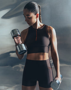 Crop top deportivo control humedad café mujer