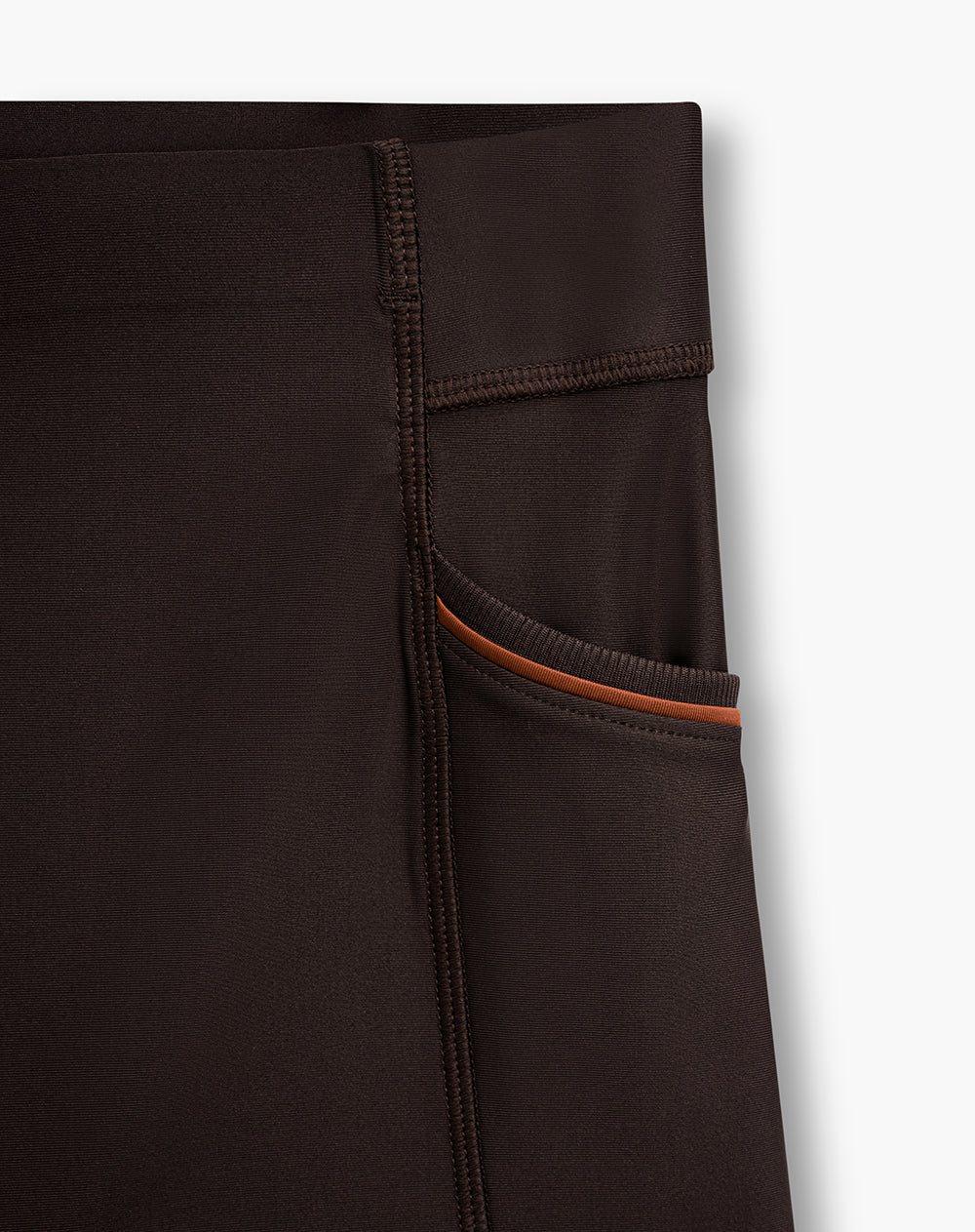 Biker deportivo tiro medio control abdomen café mujer