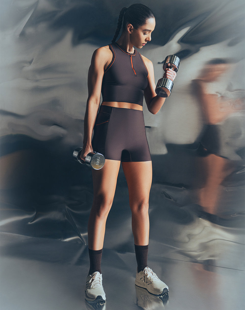 Biker deportivo tiro medio control abdomen café mujer