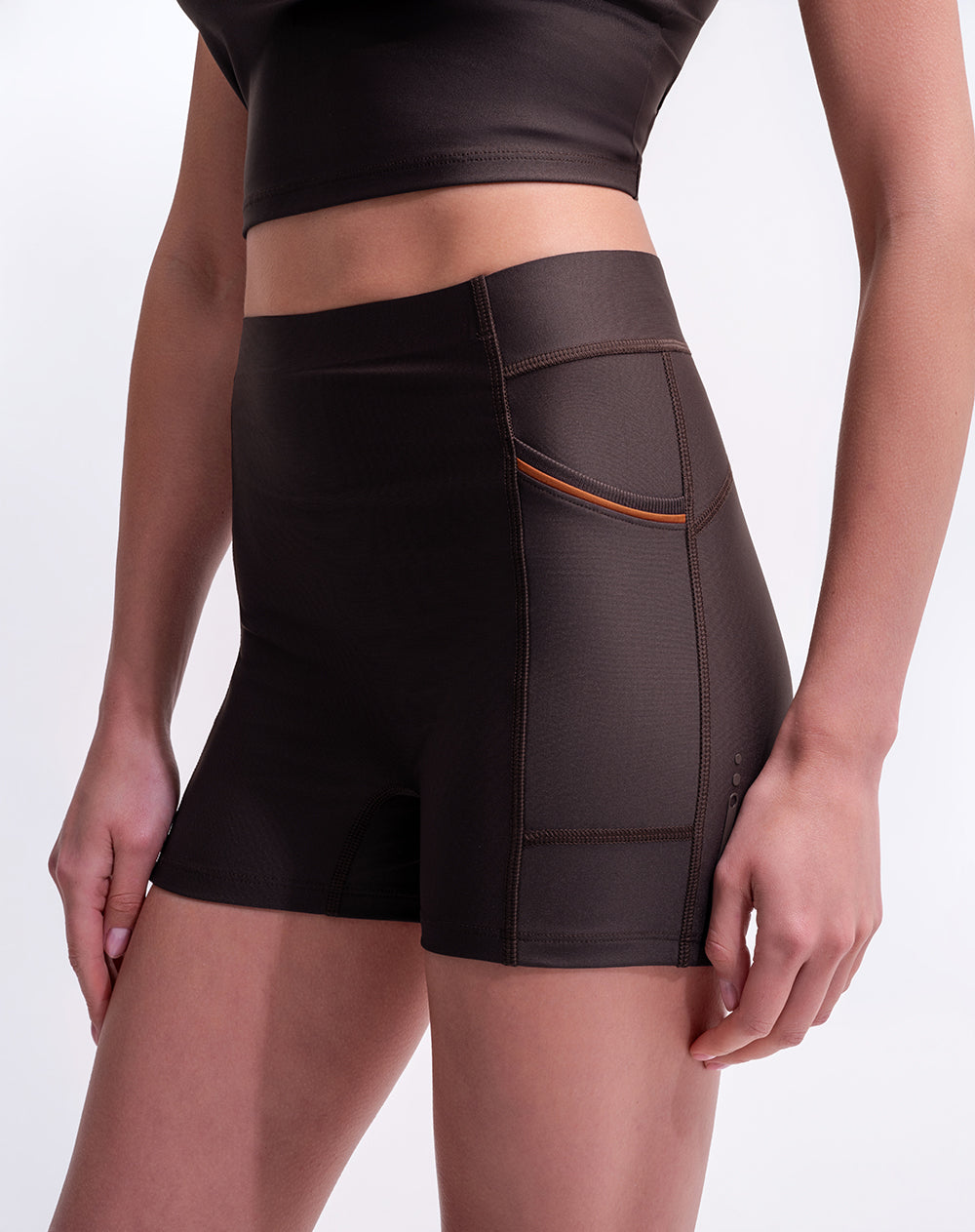 Biker deportivo tiro medio control abdomen café mujer