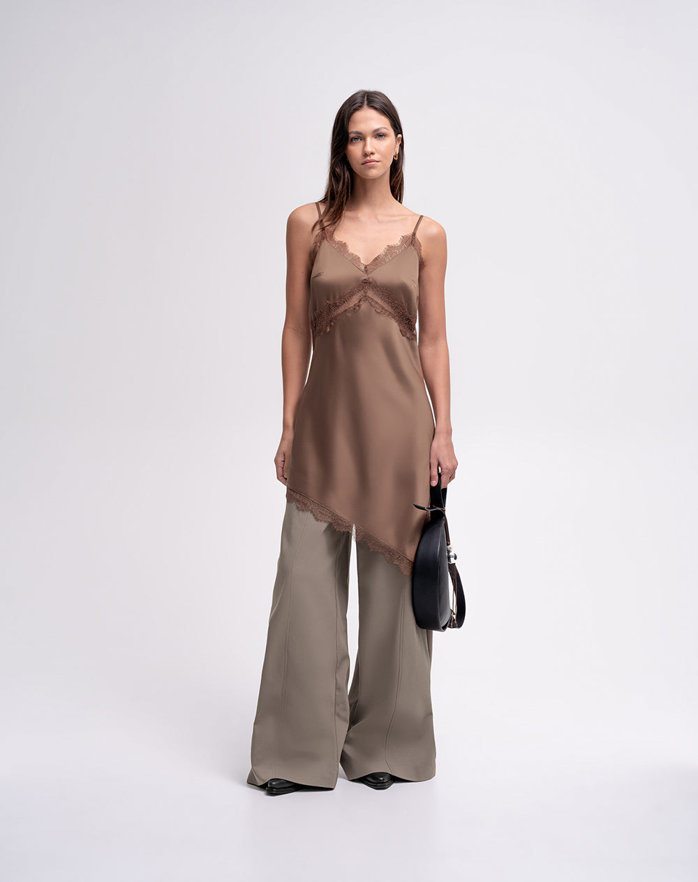 Vestido asimétrico satinado café mujer