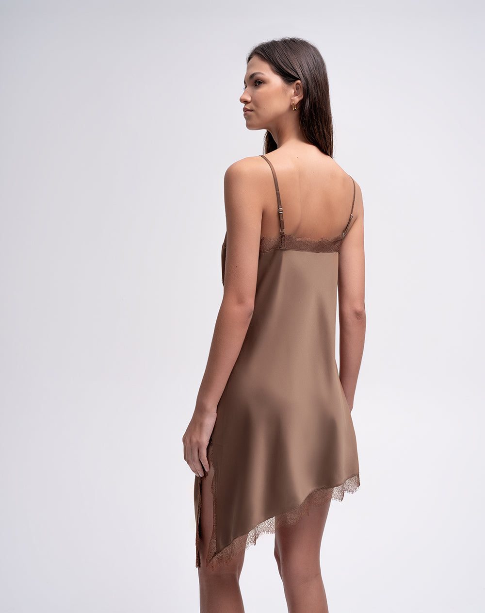 Vestido asimétrico satinado café mujer
