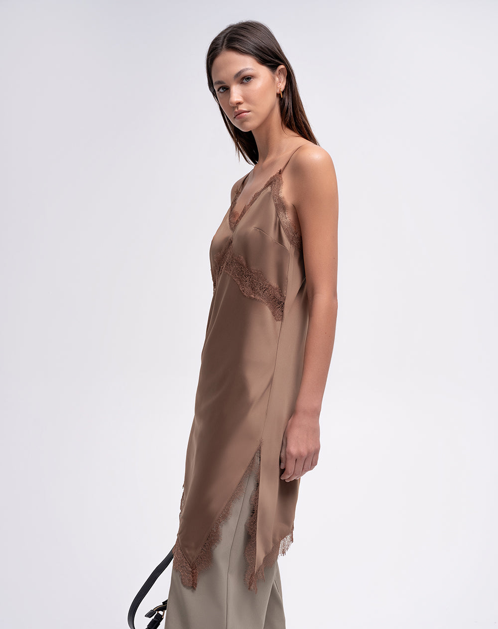 Vestido asimétrico satinado café mujer