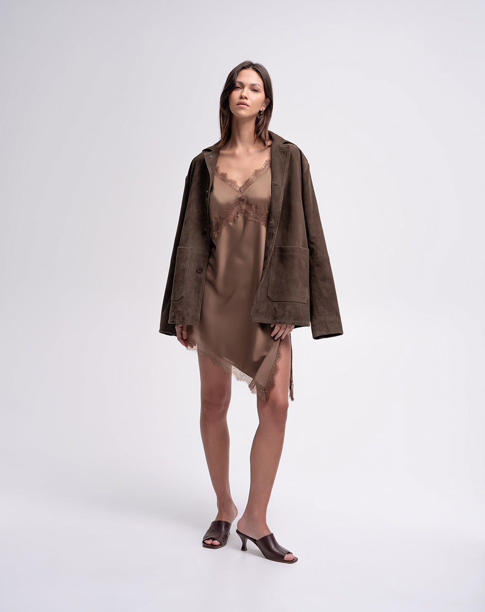 Vestido asimétrico satinado café mujer