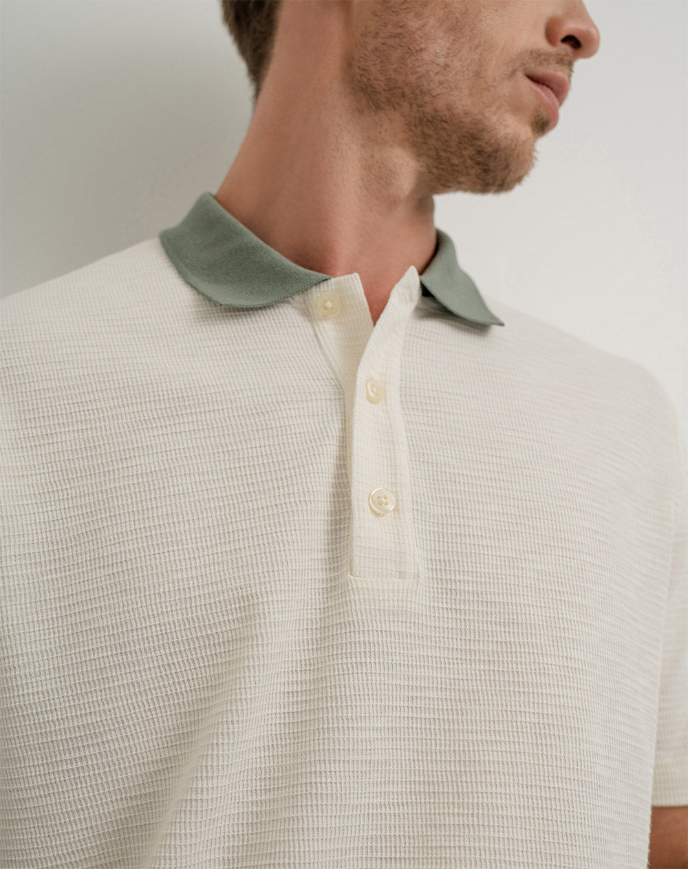 Polo en tela con textura regular fit crema