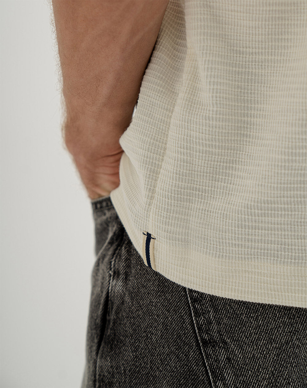 Polo en tela con textura regular fit crema