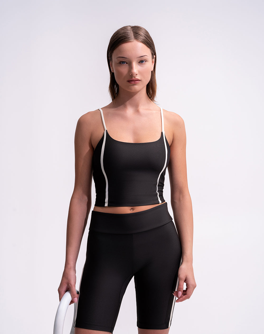 Top deportivo soporte medio control humedad negro