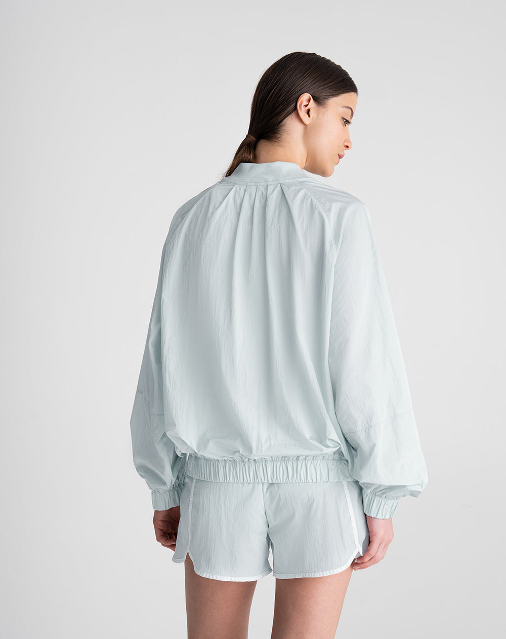 Chaqueta rompevientos oversize gris mujer