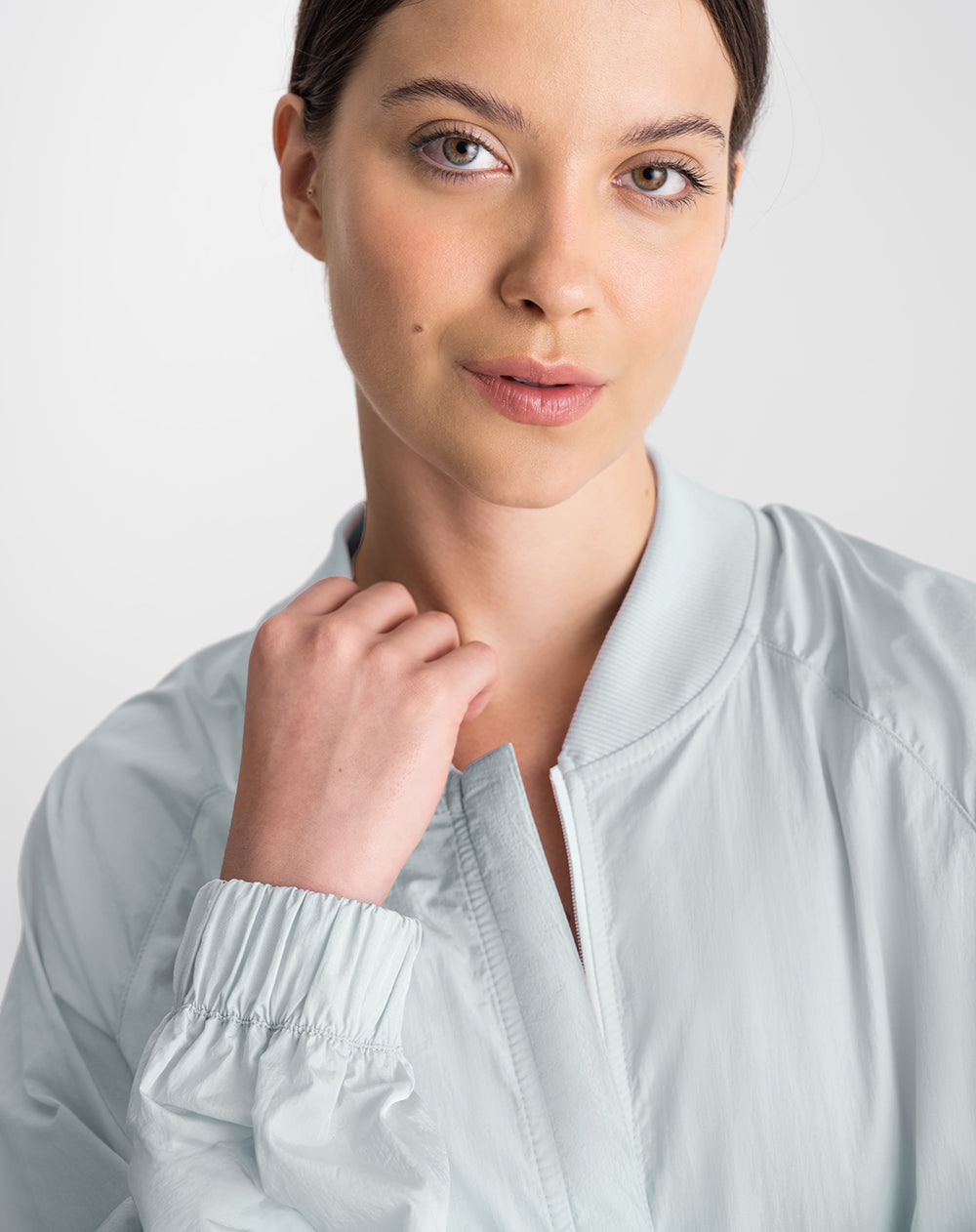 Chaqueta rompevientos oversize gris mujer