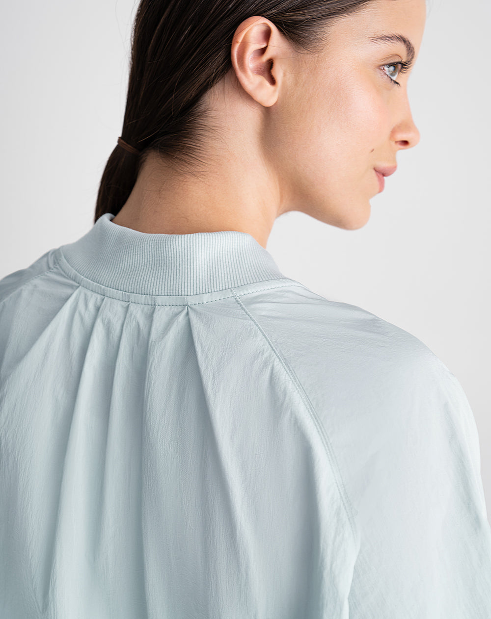 Chaqueta rompevientos oversize gris mujer