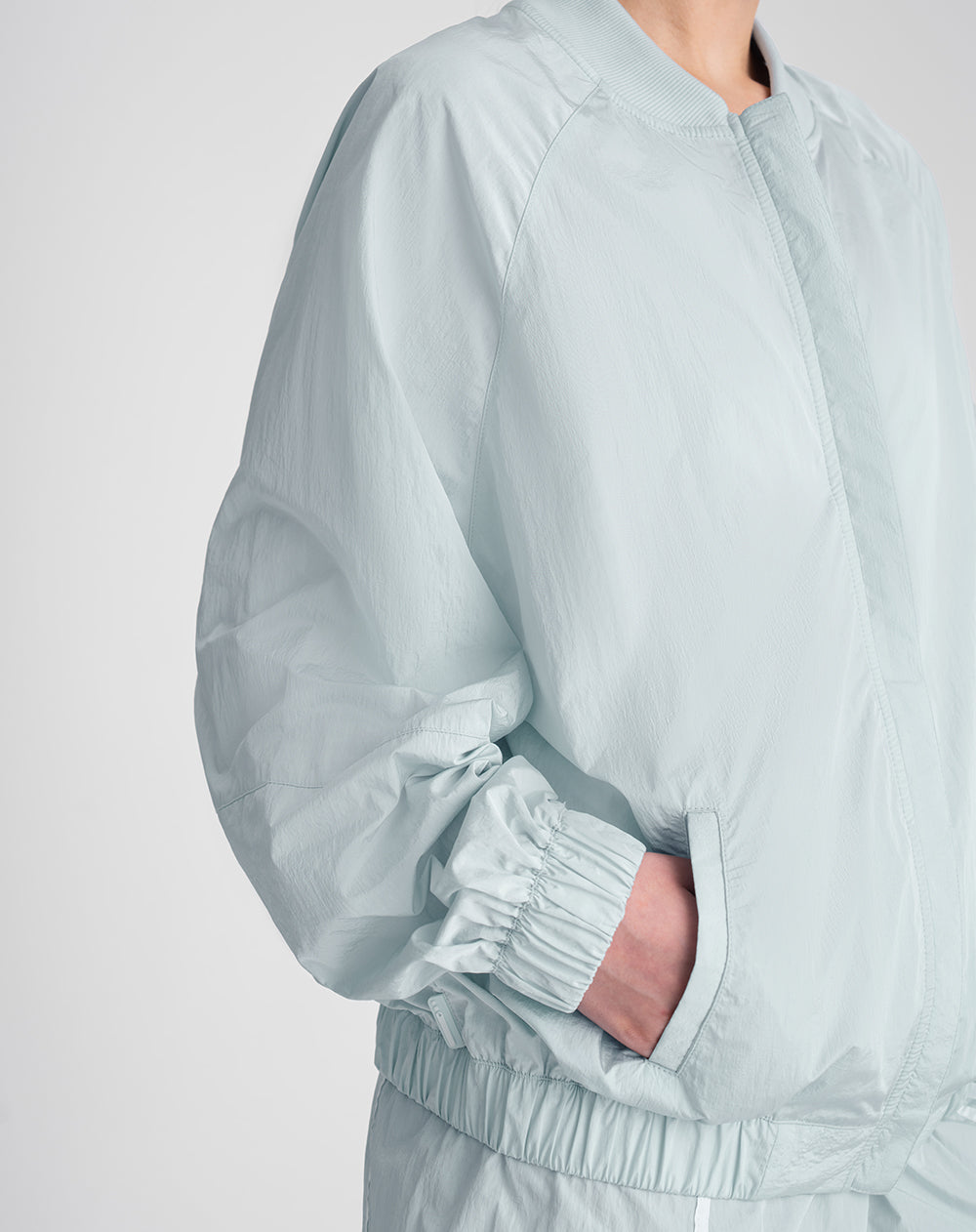 Chaqueta rompevientos oversize gris mujer