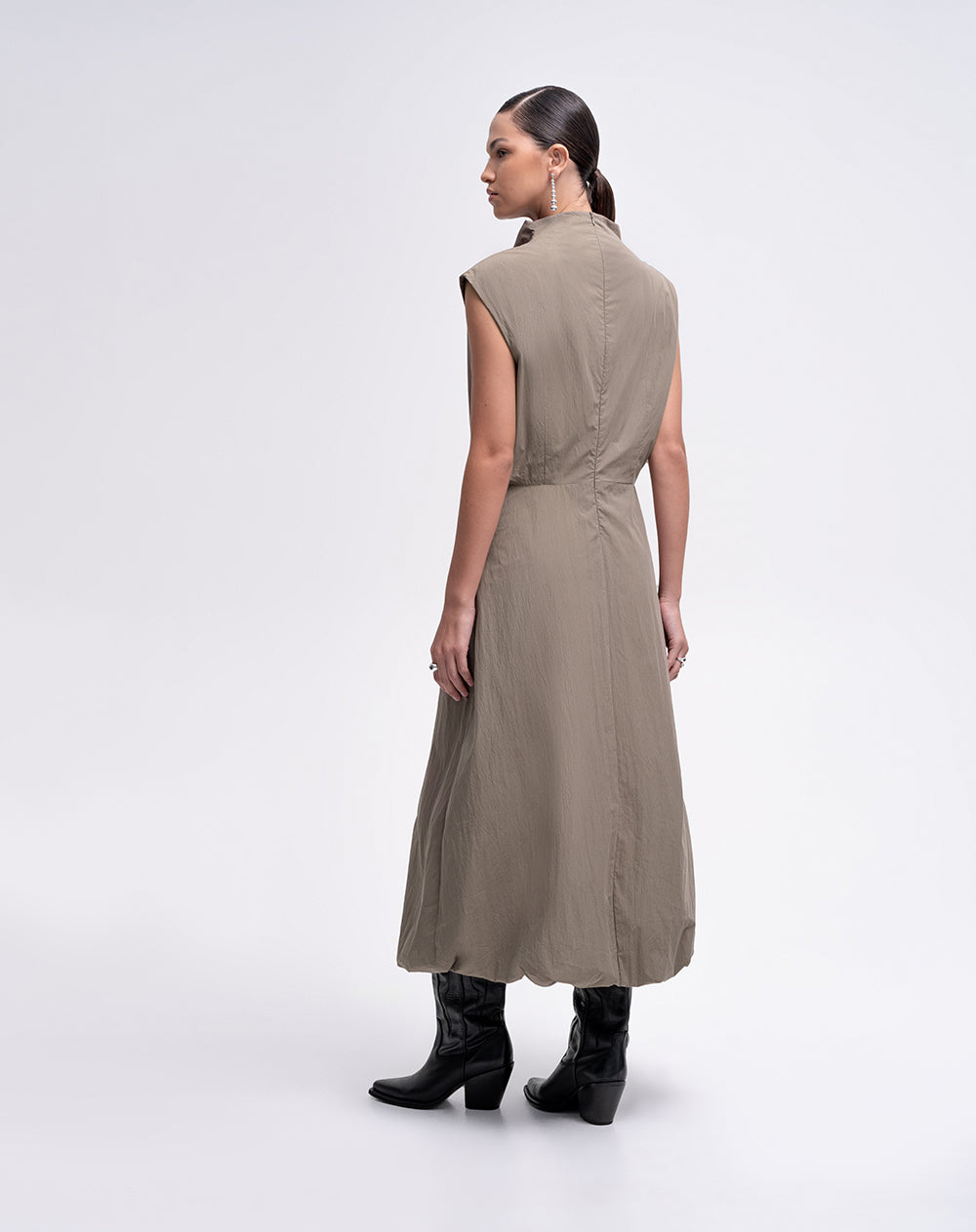 Vestido midi cuello alto café mujer