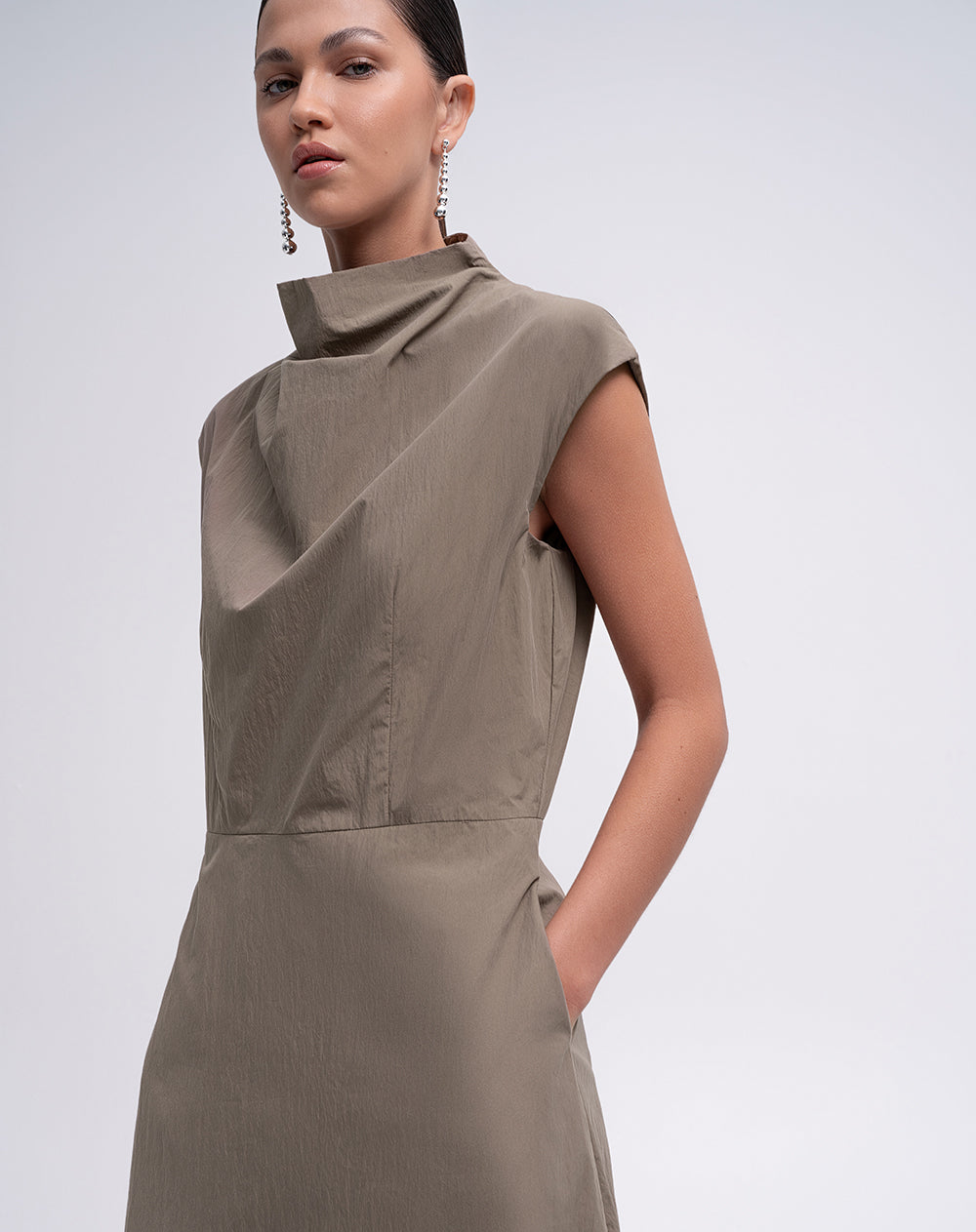 Vestido midi cuello alto café mujer