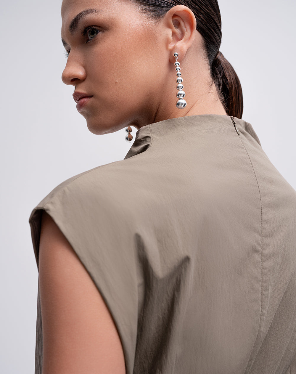 Vestido midi cuello alto café mujer