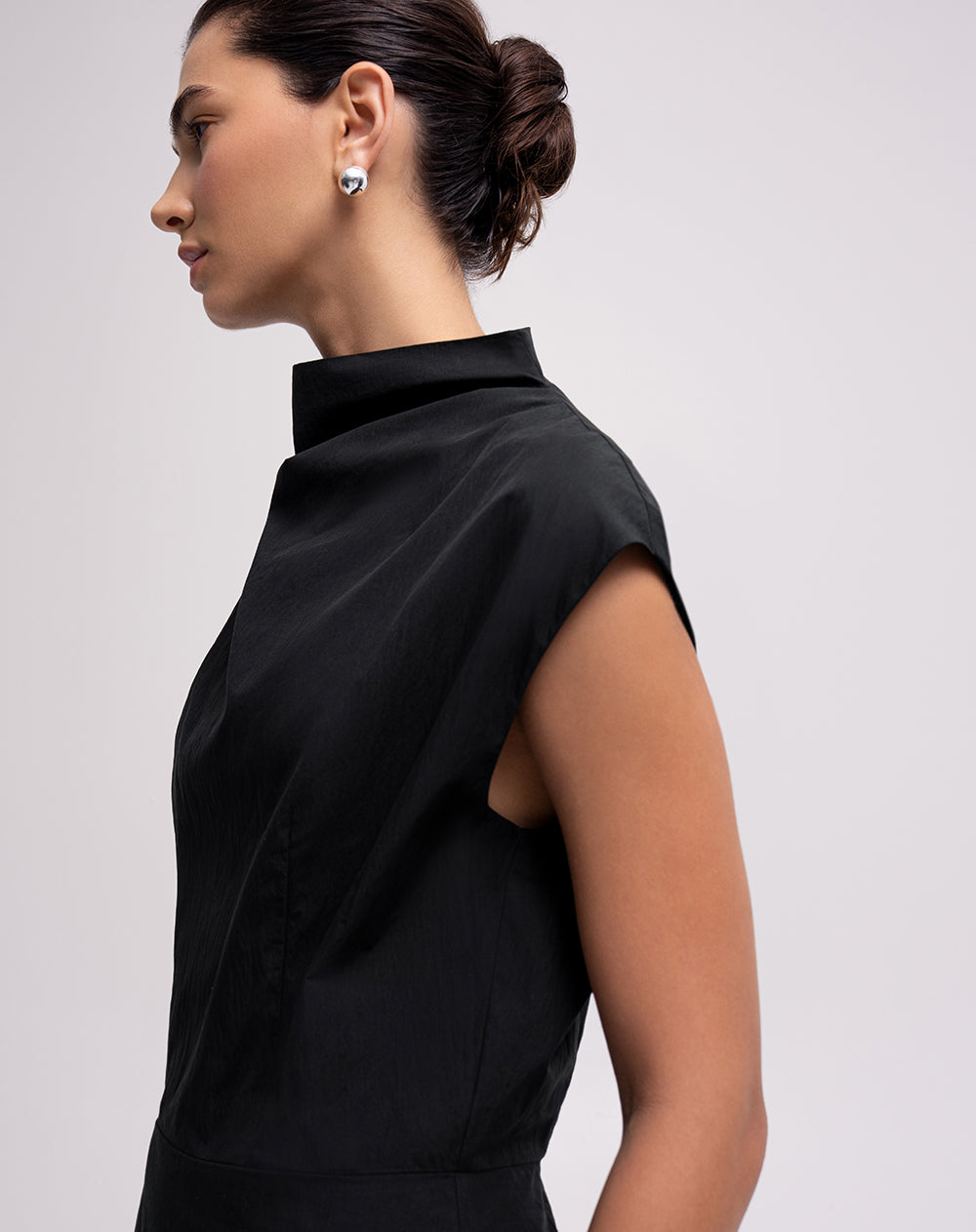 Vestido midi cuello alto negro mujer