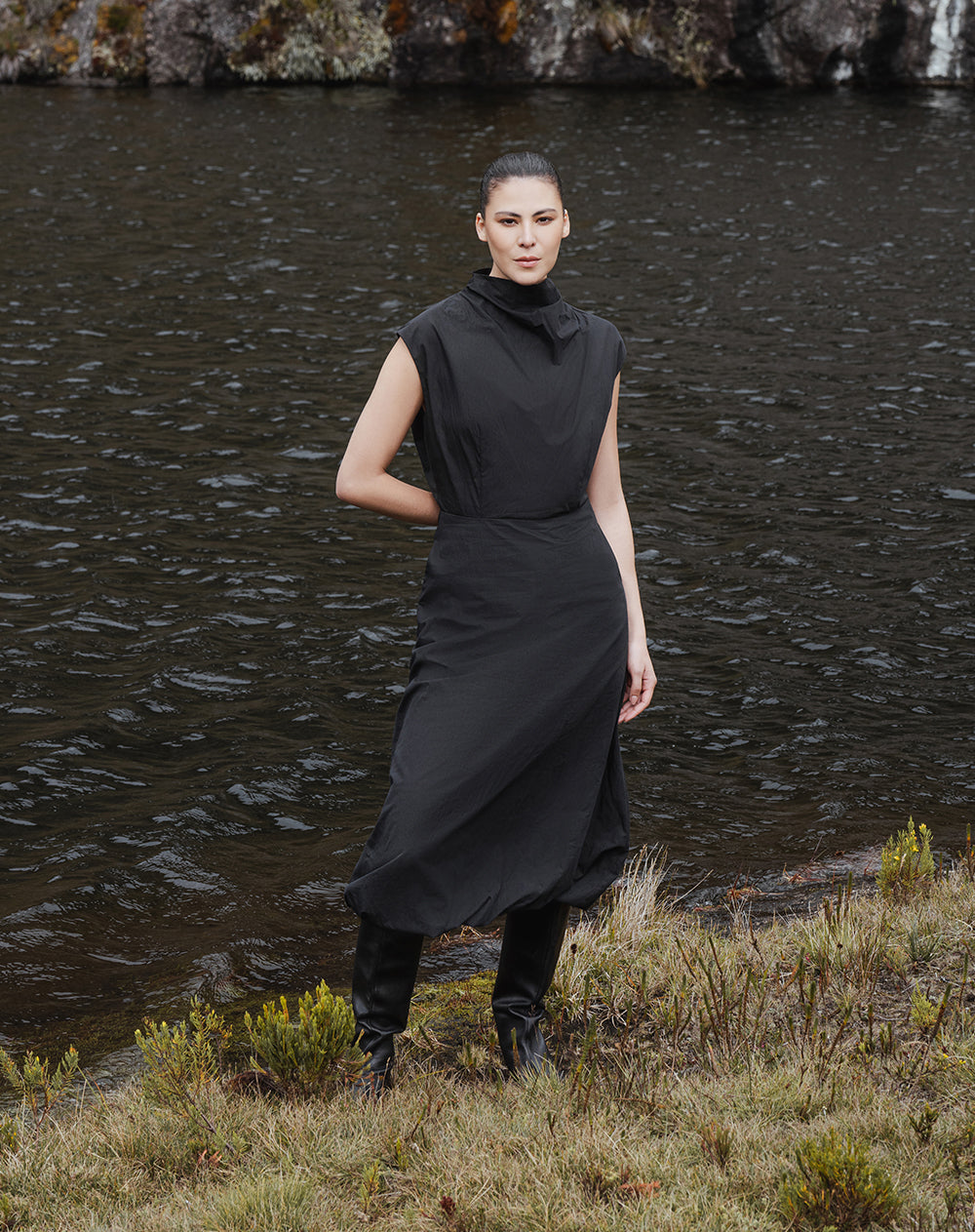 Vestido midi cuello alto negro mujer