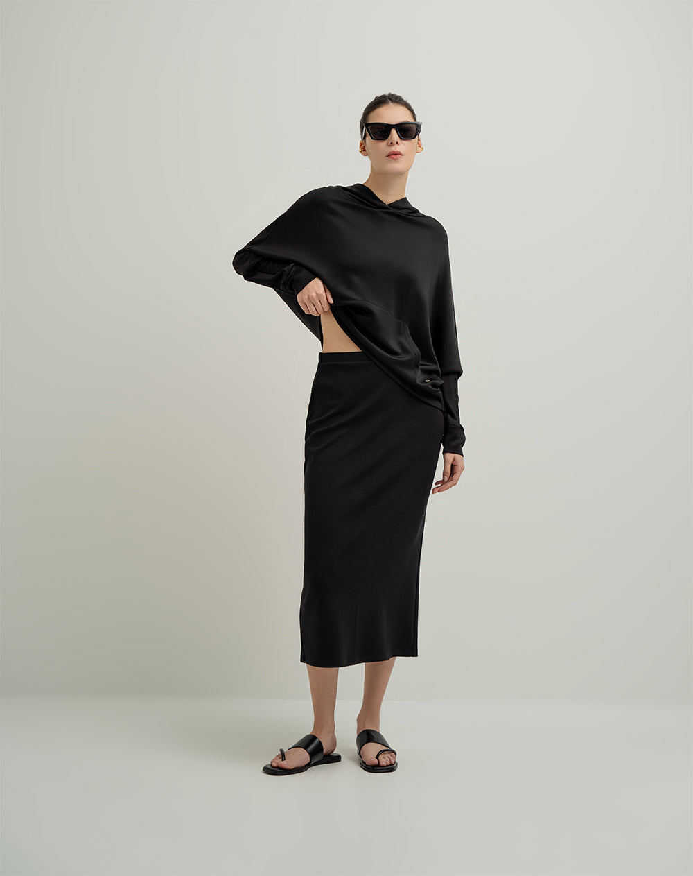 Falda midi tiro alto negro para mujer