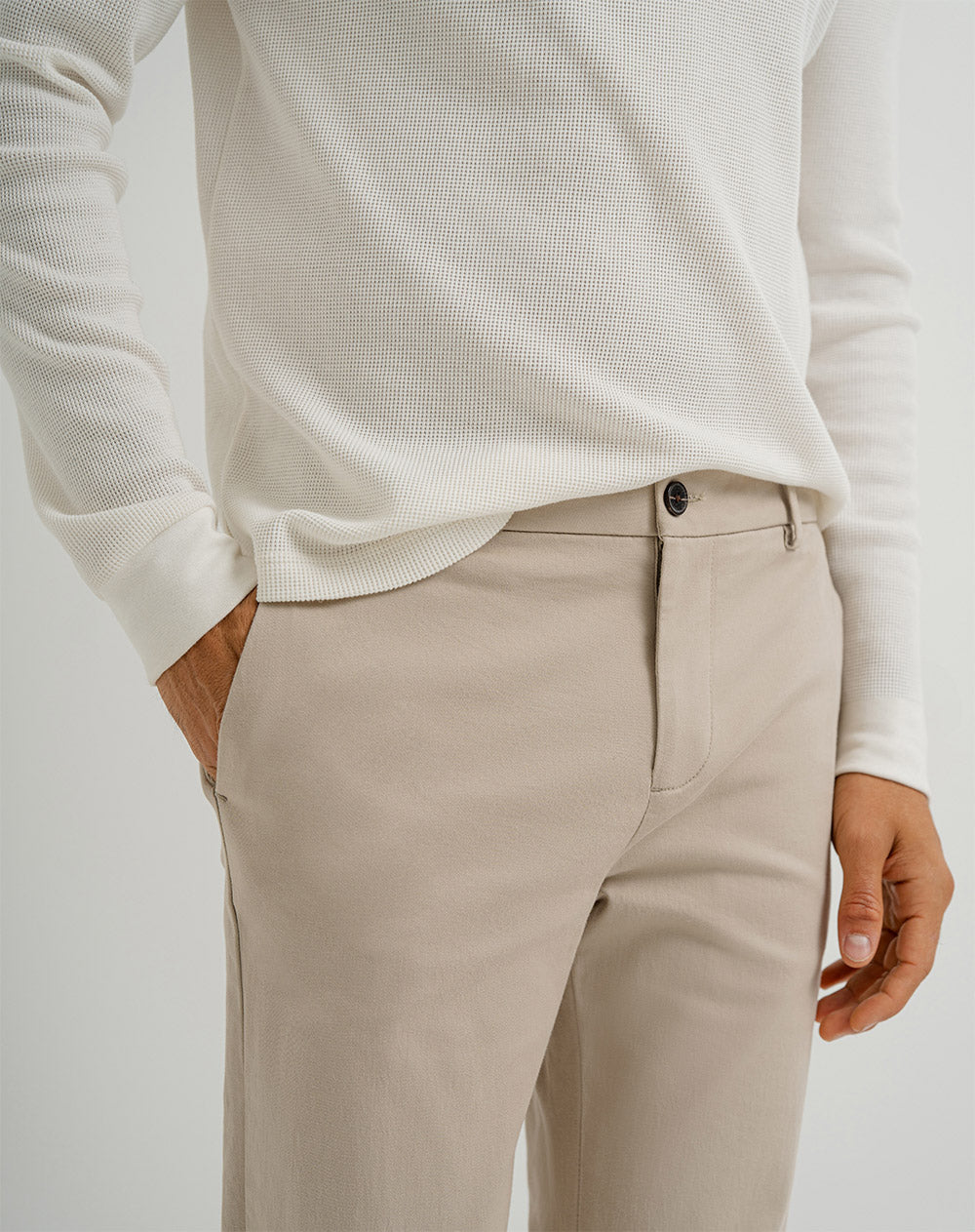 Pantalón regular fit tiro medio khaki