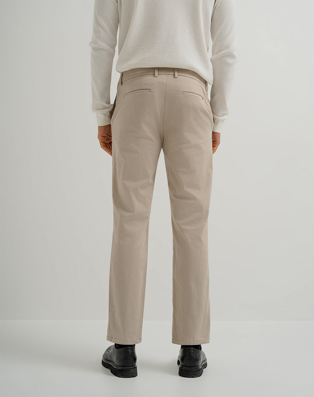 Pantalón regular fit tiro medio khaki