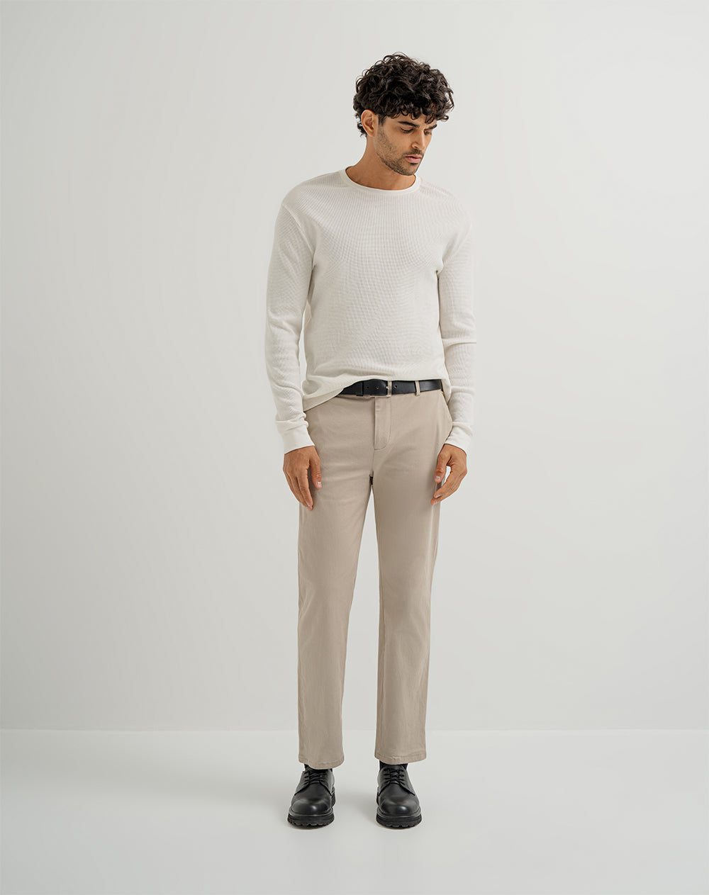 Pantalón regular fit tiro medio khaki